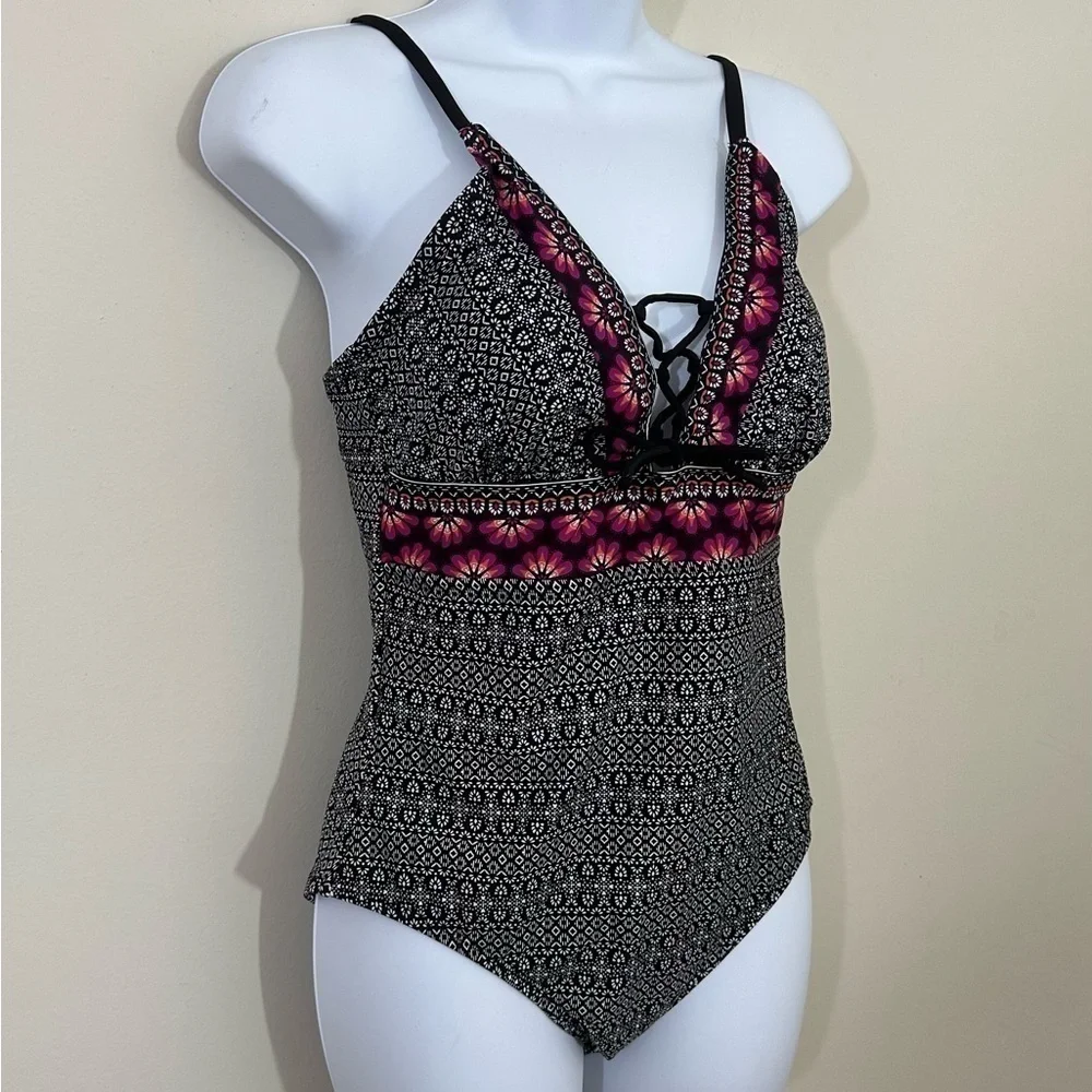 Kona Sol sz med swimsuit in a mini black/white print red print accent on front